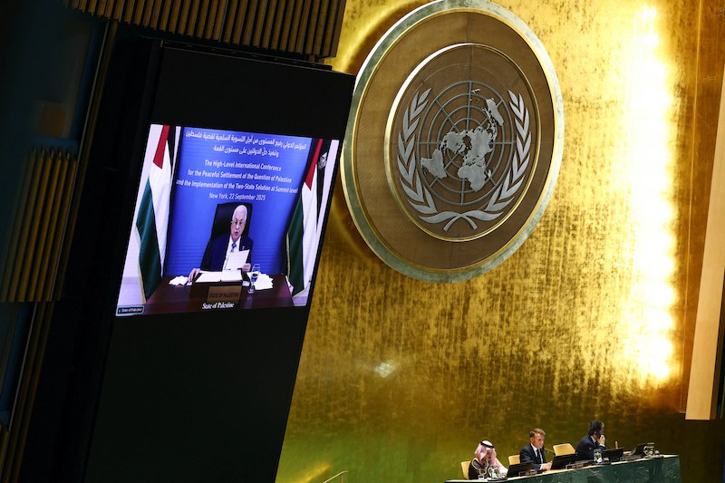 عباس يطالب "حماس" بتسليم السلاح