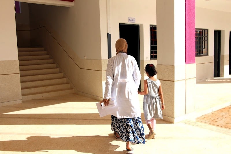 هل تصبح الوزرة إلزامية للأساتذة؟ .. توجيه رسمي يثير الجدل في المغرب