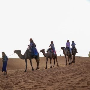 رغم قلة العروض الفندقية .. المغرب يزيد الإقبال على السياحة الصحراوية