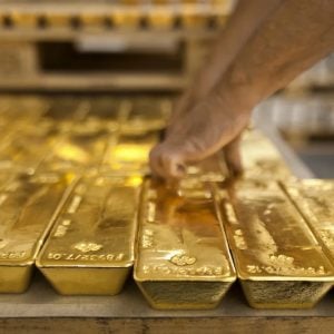 سعر الذهب العالمي يفقد أكثر من 3%