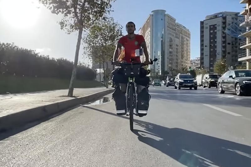 رحلة إنسانية من باريس إلى البيضاء