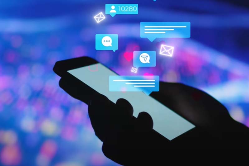 إدمان الهواتف يهدد العلاقات
