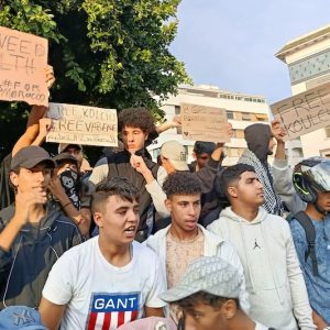"شباب زد" بالدار البيضاء يرفعون شعارات سلمية للمطالبة بالعدالة الاجتماعية