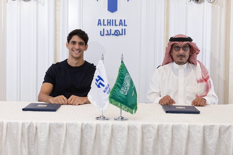بونو يمدد المقام بالهلال السعودي