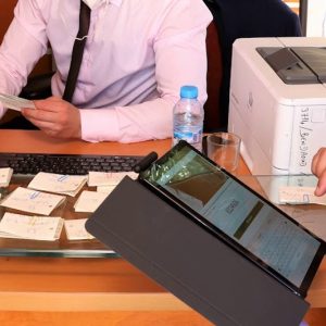تزوير محتمل يستنفر مجموعتين بنكيتين