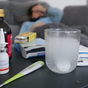 تقلبات الطقس تنعش نزلات البرد.. وصيادلة يحذرون من "الأدوية العشوائية"