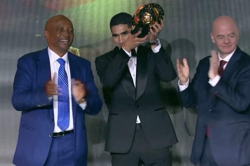 بعد موسم استثنائي.. حكيمي يتوج بجائزة أفضل لاعب في إفريقيا لسنة 2025