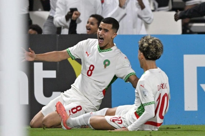 الإعلام الهولندي يحتفي بمهارة وزان