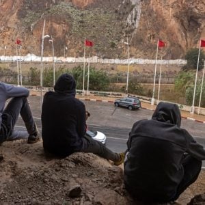 الجزائر تسلم 33 مغربيا عبر "زوج بغال"