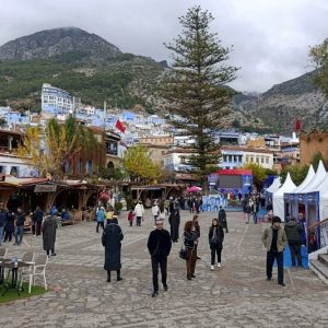 "الأزرق" يعانق بياض الثلوج بشفشاون