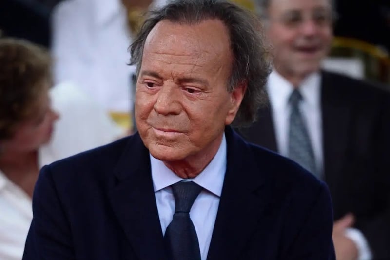 خوليو إغليسياس أمام اتهامات بالتحرش الجنسي