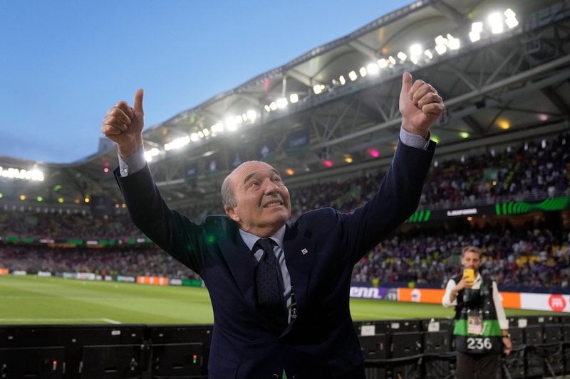 نادي فيورنتينا الإيطالي ينعى الرئيس