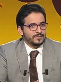 من الملعب إلى فيسبوك..