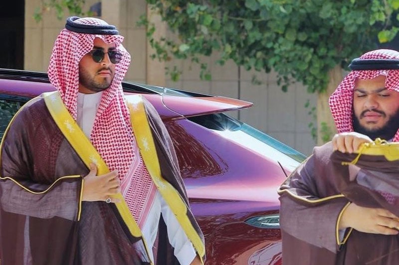 أمير سعودي يتعرف على جمال العيون