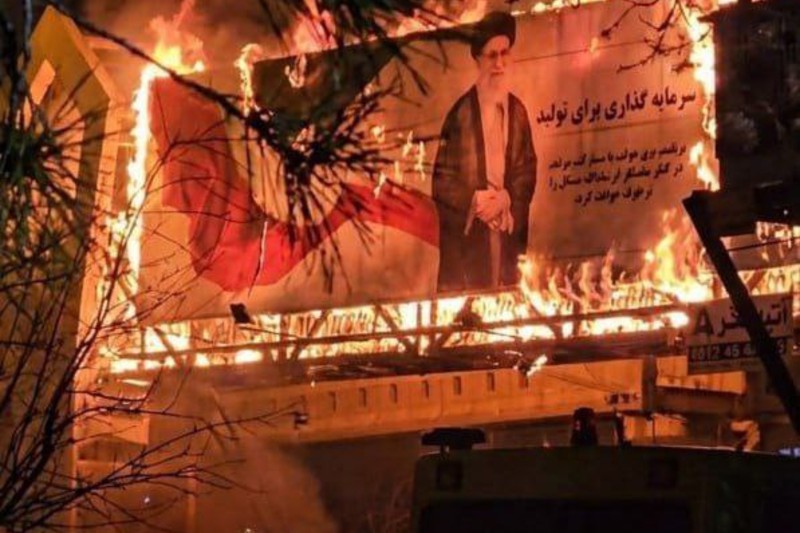 إيران على صفيح ساخن .. هل تقترب الجمهورية الإسلامية من الانهيار؟