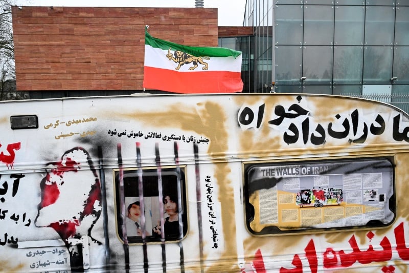 بريطانيا تغلق السفارة مؤقتا بطهران