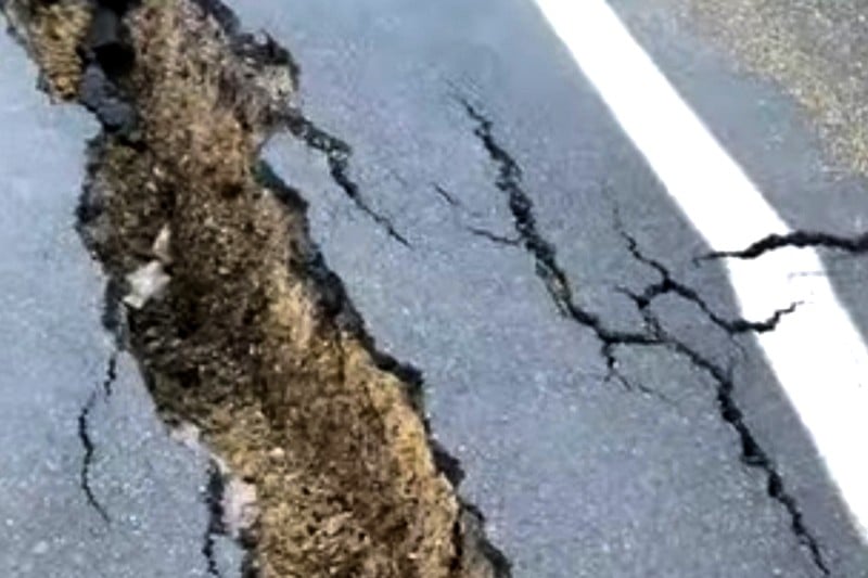 المطر يفضح هشاشة طريق في وزان