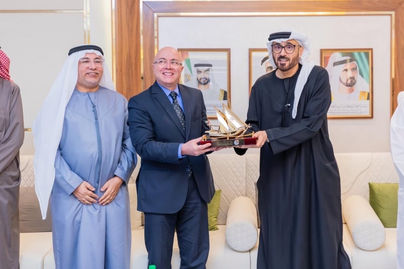 نقاش يهتم بالعلاقات المغربية الإماراتية