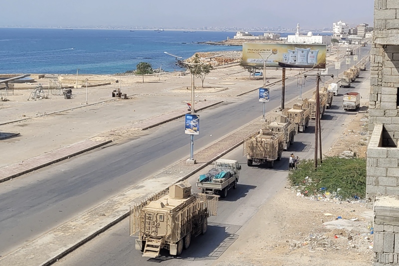 غارات سعودية تستهدف معسكرًا باليمن