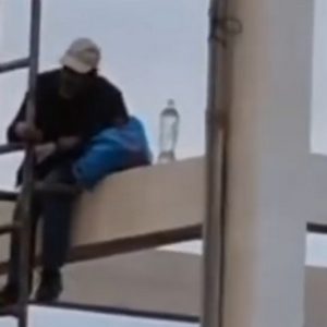 رجل يهدد بالانتحار من أعلى خزان مائي