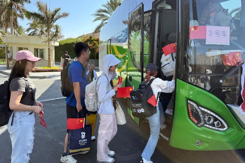بكين تحذر الصينيين بإسرائيل وإيران