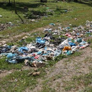 رصيف الصحافة: تراكم النفايات في حديقة عمومية يثير استياء ساكنة أكادير