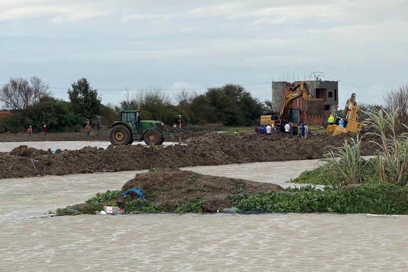 فيضانات جديدة بالقصر الكبير تغمر مساحات زراعية وتقطع "طريق طنجة"