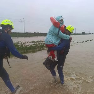 جهود الدرك الملكي والوقاية المدنية تنقذ عالقين في دواوير القصر الكبير
