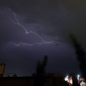 زخات رعدية وبرد ورياح بأربعة أقاليم