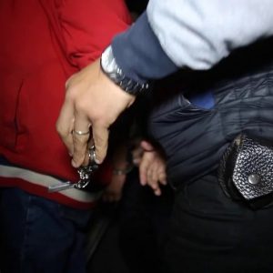 ضبط موظف شرطة ينقل المخدرات