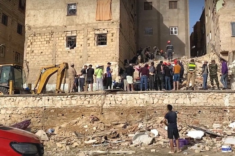 النيابة العامة بفاس تفتح تحقيقاً بعد انهيار عمارة سكنية خلّف 9 قتلى