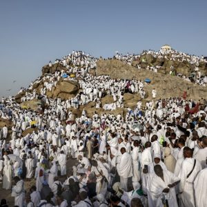 الحجاج يتوجهون للمبيت في مزدلفة