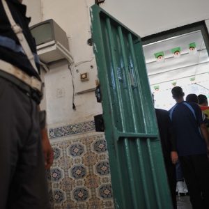 قلق عارم يساور عشرات أسر "حراگة" من إقليم العرائش موقوفين بالجزائر