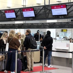 قرار يضبط معلومات المسافرين جواً