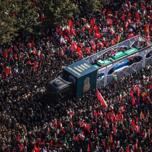 غياب "المرشد الجديد" يعزز التكهنات بشأن موازين القوى في إيران