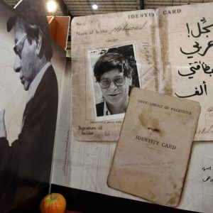 بعد نصف قرن .. محمود درويش يستعيد الطفولة والنكبة وميلاد القصيدة
