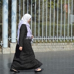 الحجاب يعود إلى "سباق قصر الإليزيه".. "حظر عام" وغرامات تثير الجدل