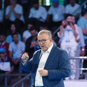 أوجار يرد على لقجع: "انظروا إلى ملامح الفراقشية بجانب الوزير"