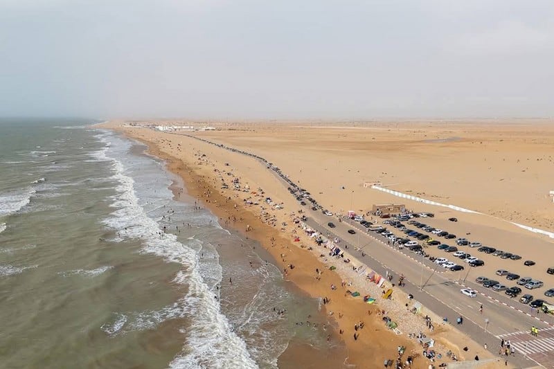 شاطئ فم الواد يلطف أجواء العيون