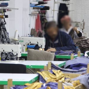 معامل النسيج تستعين بـ"العطّاشة".. أزمة اليد العاملة تتفاقم في طنجة