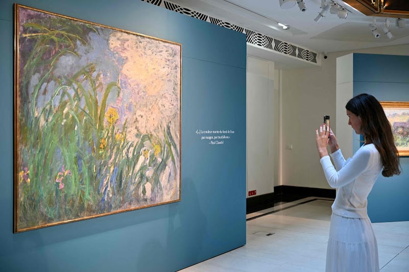 عرض "السوسن" في مزاد بباريس