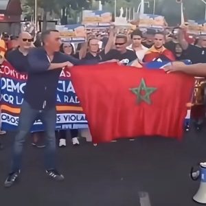 حقوقيون يدينون تمزيق العلم المغربي