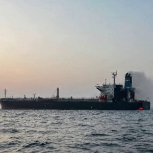 سلطنة عمان تدعم ناقلة نفط معطوبة