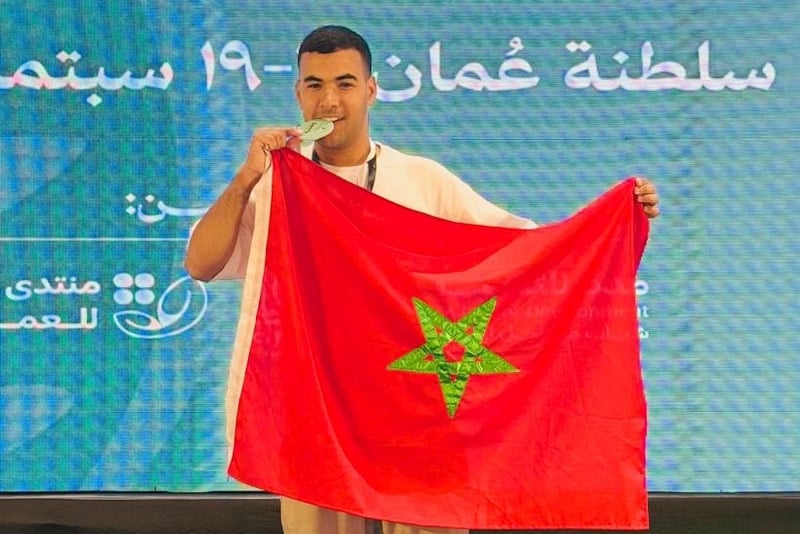 طالب مغربي يحقق التميز بسلطنة عُمان