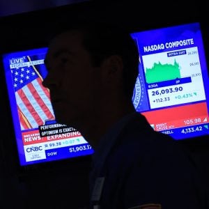سعر الذهب يتراجع تحت ضغط الدولار 