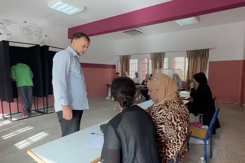 مغاربة يؤدون واجب التصويت