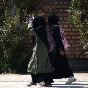 حظر العباءة يعيد معركة العلمانية والهوية إلى واجهة الانتخابات الفرنسية