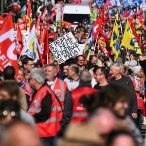 غالبية الفرنسيين يريدون "تغييرا عميقا"