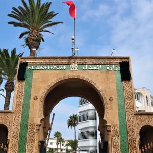 مدونة تضبط علاقة الموظفين بالمتقاضين