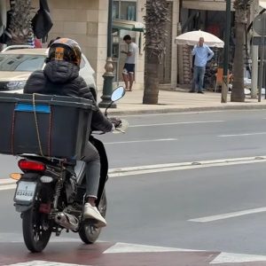 "نارسا" تفتح ملف سائقي التوصيل وتستعد لتغيير إجراءات تسجيل الدراجات